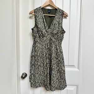 Gap Textured Crinkle Empire Waist Sleeveless Olive Green Floral Mini Dress. M